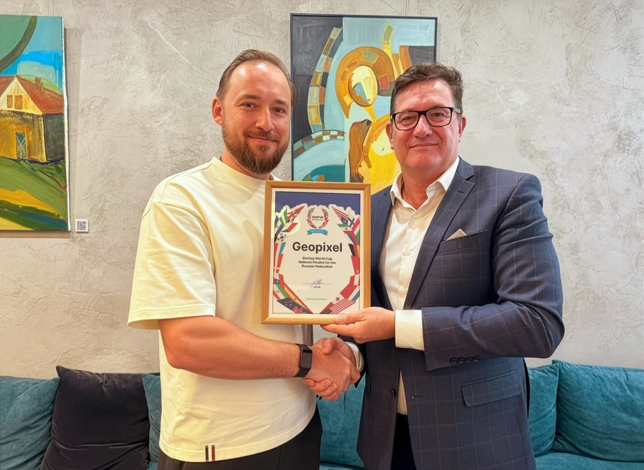 Вручение сертификата Geopixel — Startup World Cup National Finalist for the Russian Federation